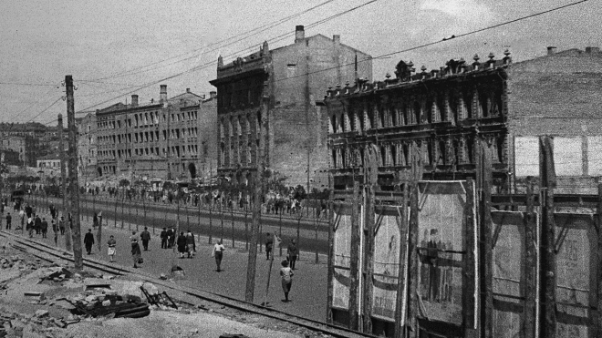 80 лет назад исчез старый Крещатик: десятки зданий уничтожили взрывы и пожар. Немецкие власти обвиняли советских диверсантов, СССР уверял, что виноваты немцы. Рассказываем о подрыве улицы в архивных фото