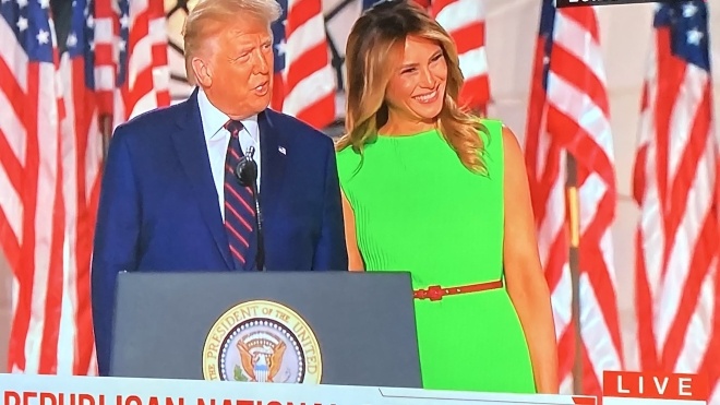 Супруга президента США на съезд партии пришла в платье цвета «зеленого экрана» и породила новый мем. С ней такое не впервые