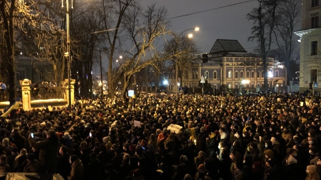 На митинге против тюремного заключения Стерненко в Киеве задержали 17 человек. Одному стало плохо от перцового газа