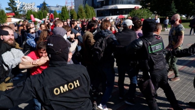 В Беларуси ОМОН жестко задерживал участников «Марша справедливости». Правозащитники сообщают о как минимум 130 задержанных