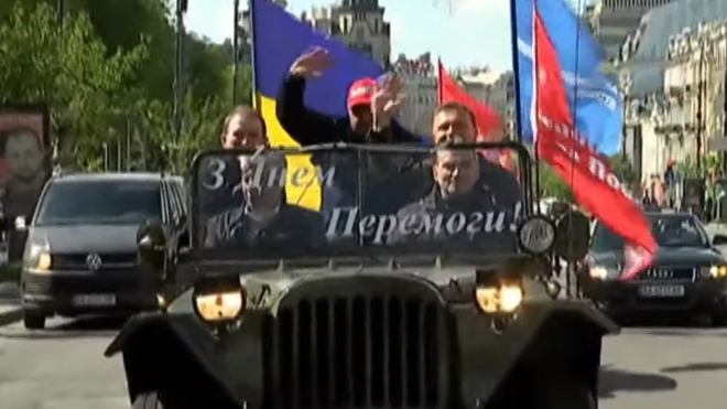 В Киеве прошла акция с красными флагами возле памятника Ватутину. Нардепы ОПзЖ приехали туда на военных машинах