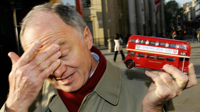 16 лет назад красный двухэтажный «Рутмастер» отправился в последний рейс по улицам Лондона. Вспоминаем полувековую историю самого известного автобуса в мире — в 10 фото