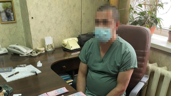 У Києві затримали двох лікарів, які вимагали гроші за видачу тіла померлої від COVID-19