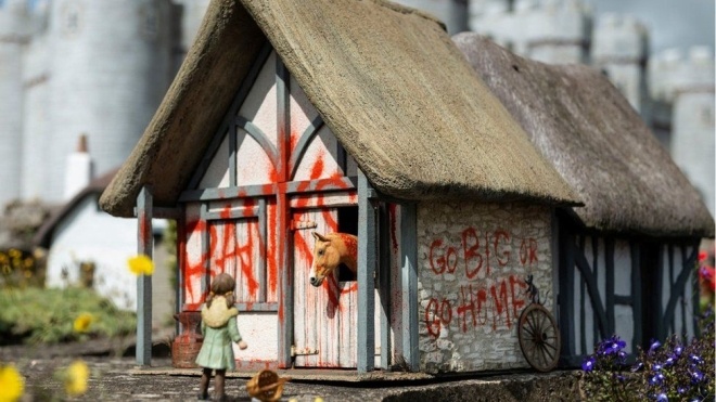 На аукционе за более чем миллион фунтов продали миниатюру с граффити Бэнкси