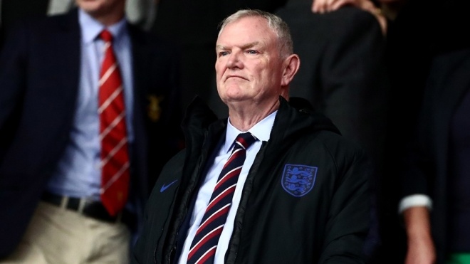 Глава футбольной ассоциации Англии подал в отставку после того, как назвал группу игроков «цветными»