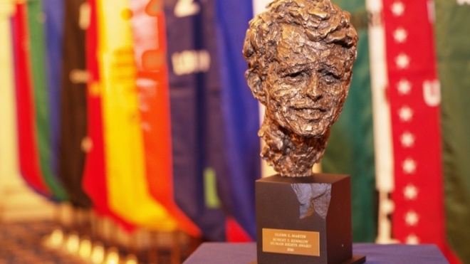 Джоан Роулінг повертає нагороду від фонду Кеннеді, бо там розкритикували заяви письменниці про трансгендерних людей