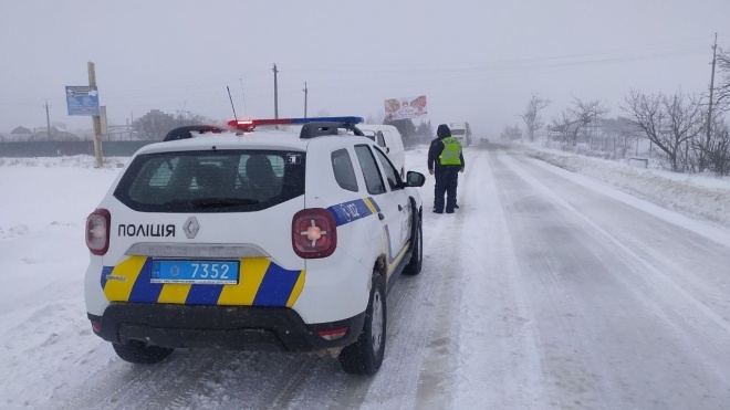 Из-за снегопада перекрыли часть трассы Киев — Одесса. В пробках стоят сотни грузовиков