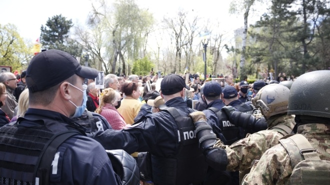 В Одессе между полицией и участниками акции «Бессмертный полк» произошли стычки из-за портрета Жукова. Есть задержанные