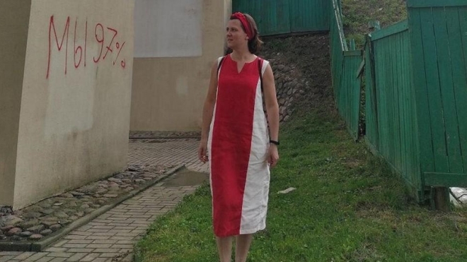 В Беларуси женщину задержали и будут судить за бело-красное платье