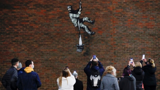 Бэнкси подтвердил свое авторство нового граффити на стене известной Редингской тюрьмы. Там когда-то сидел Оскар Уайльд