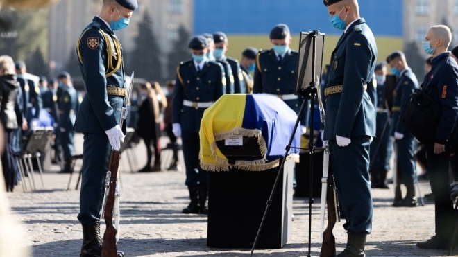 У Харкові прощаються із загиблими в авіакатастрофі Ан-26 біля Чугуєва. Зеленський посмертно їх нагородив