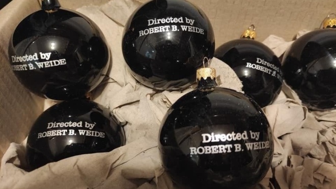 Главред «Бабеля» сделал шарики на елку с надписью Directed by Robert B. Weide. И режиссер ему ответил