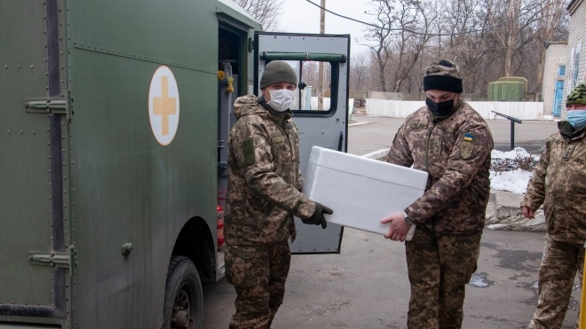 На Донбассе началась вакцинация от коронавируса военных в зоне ООС