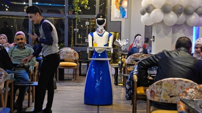 В Іраку відкрився ресторан з роботами замість офіціантів