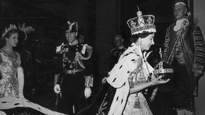 68 лет назад состоялась коронация Елизаветы II. Вот 15 ярких фото церемонии — многотысячное шествие, первая телетрансляция, тяжелая корона и шаловливый принц Чарльз
