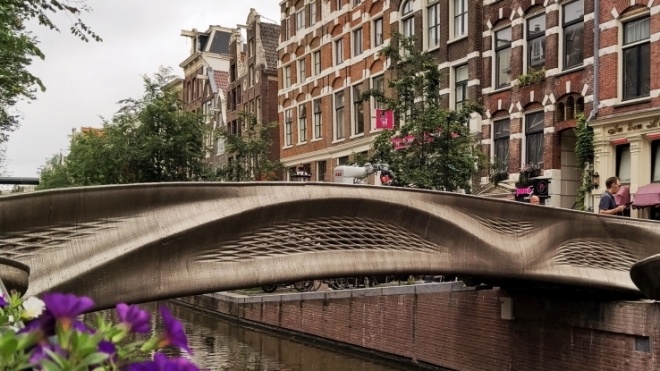 В Амстердаме установили первый в мире напечатанный на 3D-принтере стальной мост