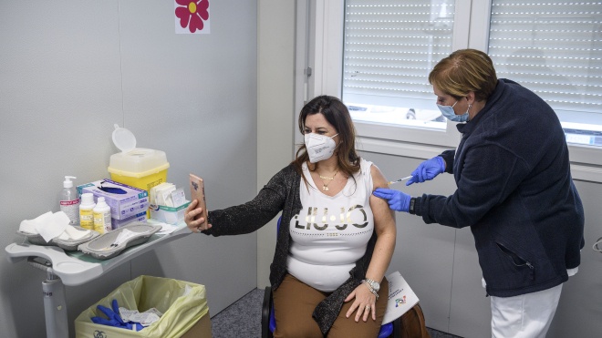 Центры массовой вакцинации от коронавируса заработают еще в 7 городах Украины