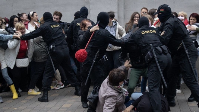 В центре Минска началась акция солидарности с Колесниковой. Силовики без опознавательных знаков задерживают участников