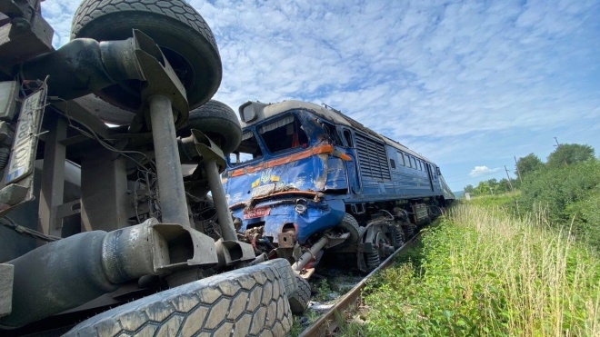 На Закарпатті пасажирський потяг зіткнувся з вантажівкою, п’ятеро людей отримали травми
