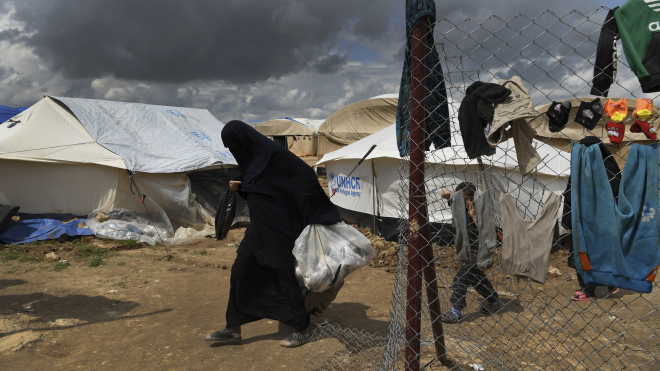 Инна Добровольская из Черкасс более 600 дней живет в сирийском лагере для вдов террористов ИГ. Там не хватает еды и воды, люди умирают от эпидемий, а радикальные исламистки поджигают палатки. Как ей оттуда выбраться?
