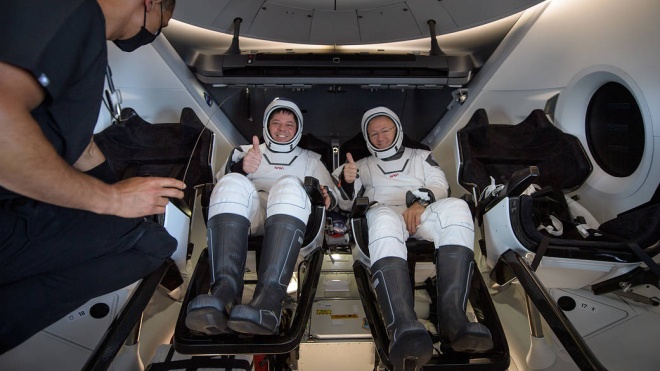Экипаж Crew Dragon увез с МКС американский флаг. Его доставили туда во время предыдущего полета американцев в космос