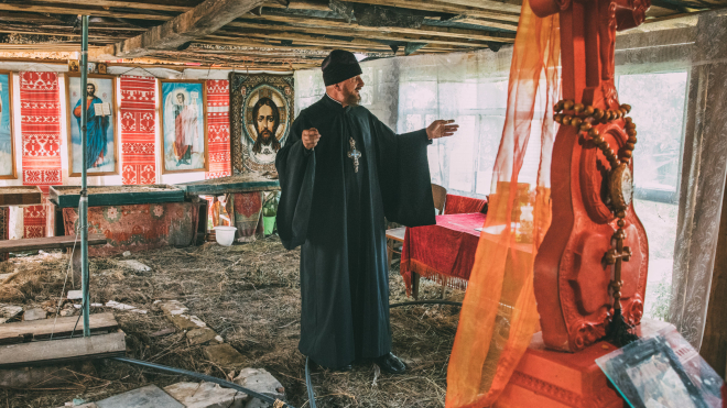 Православный священник из Шостки пережил четыре пожара, сменил два патриархата и играет на ударных. Другие священники недоумевают и злятся, а прихожане (даже бабушки) ходят на его концерты — репортаж «Бабеля»