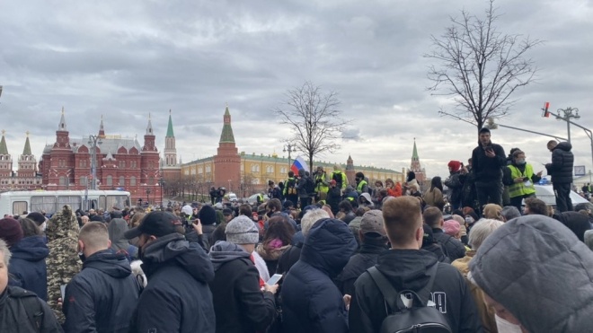 В Москве и Санкт-Петербурге начались задержания участников акций в поддержку Навального