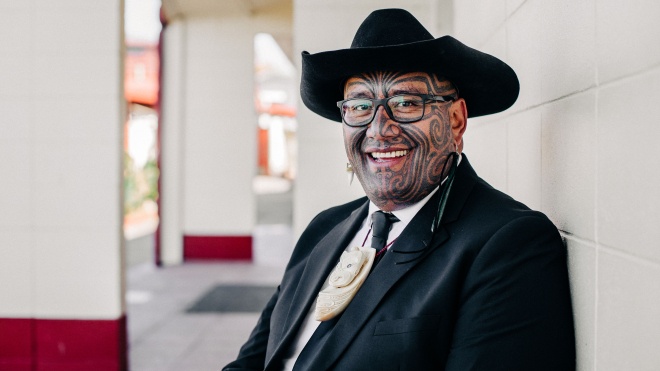 Парламент Нової Зеландії дозволив депутату-маорі повернутись до зали без краватки. Вони тепер взагалі не будуть обовʼязковими