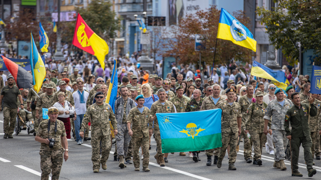 50 тысяч человек вышли на Марш защитников Украины: они прошли по Киеву, от парка Шевченко до Софийской площади. Фотографии