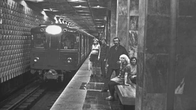 48 років тому в Харкові запустили метро. Його довго відкладали, потім ударно будували та підкреслено погано оформляли. Як це було — в архівних фото