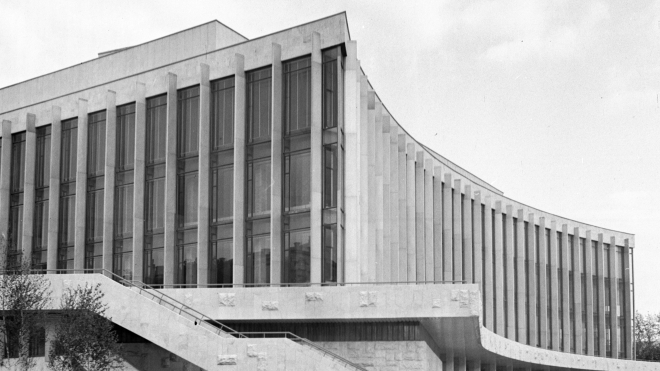 51 рік тому в Києві відкрили Палац «Україна». Його будували потай від Москви під виглядом кінотеатру, а згодом главі УРСР це пригадали. Згадуємо, як це було — в архівних фото