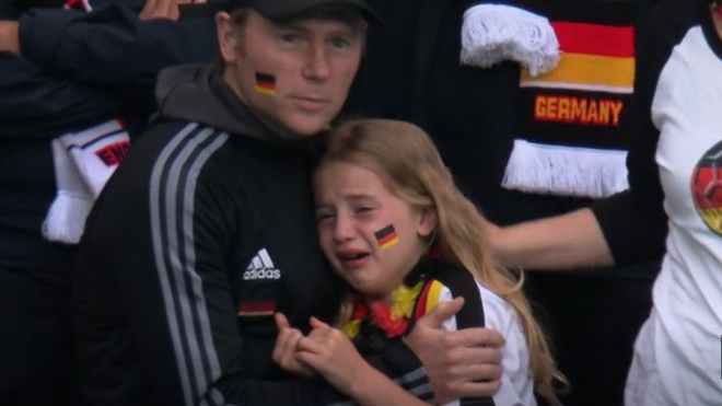 Британец собрал $50 тысяч для немки, которая расплакалась из-за поражения сборной на Евро-2020. Ее затравили футбольные фаны