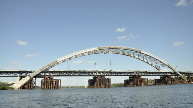 Фіскальна служба обшукує комунальне підприємство, яке замовило будівництво Подільсько-Воскресенського мосту