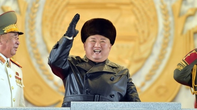 На военном параде в КНДР показали новые баллистические ракеты. У Ким Чен Ына их назвали «самым мощным оружием в мире»