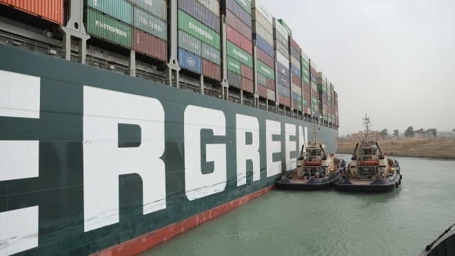 ЗМІ: Застряглий у Суецькому каналі контейнеровоз вперше вдалося зрушити з місця