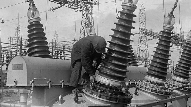 Сто років тому Ленін вирішив побудувати «світле соціалістичне майбутнє» за допомогою електрики — плану ГОЕЛРО. Згадуємо, як зʼявилися перші електростанції Донбасу і ДніпроГЕС (в архівних фото)