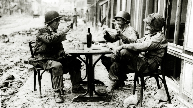 Алкоголь допомагав на війні, якщо його споживали помірно. Розповідаємо про пиво, вино, ром, горілку та, звісно, про коктейлі на фронтах і в тилу Другої світової — історія в архівних фото