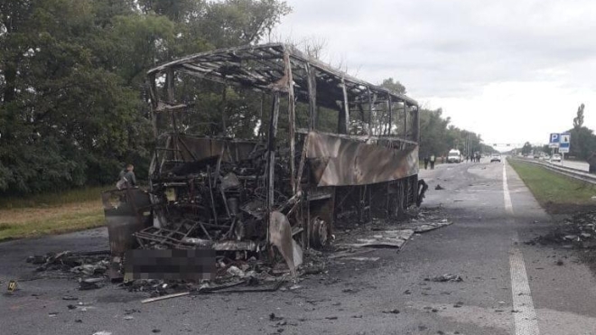 В Житомирской области международный автобус столкнулся с автовозом и загорелся. Один человек погиб