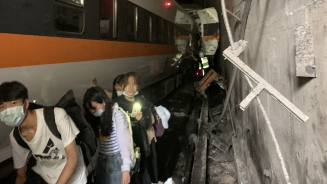 «Найбільша аварія за десятиріччя». На Тайвані поїзд зійшов з рейок, через що загинули майже 50 осіб
