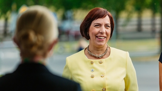 В Эстонии уволили министра образования. Она на служебной машине возила своих шестерых детей в школу и кружки