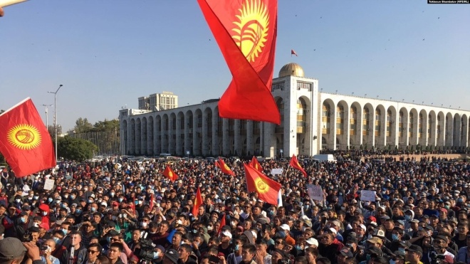 Парламент Кыргызстана отменил чрезвычайное положение в стране