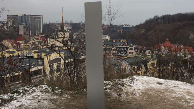 «Загадочные монолиты» появились и в Украине. Один стоит на Замковой горе в Киеве, а другой — на свалке в Полтаве