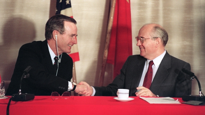 32 года назад лидеры США и СССР Буш и Горбачев закончили холодную войну. Потом Соединенные Штаты даже попытались спасти Советский Союз от развала, но было уже поздно — история в архивных фото