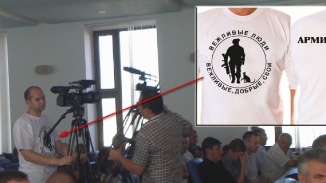 Зеленський нагородив орденом оператора телеканалу «Рада» Артема Веська. У 2014 році той ходив у футболці «вежливые люди»
