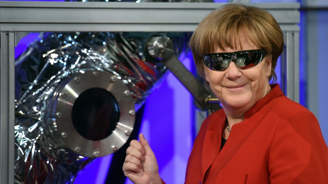 Ангела Меркель покидает пост канцлера Германии после 16 лет правления. Сперва ей пророчили поражение, но со временем она стала самой влиятельной женщиной мира. Вот путь Меркель в фотографиях