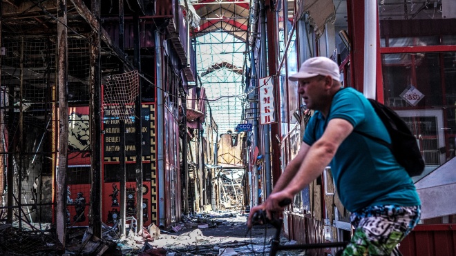 The occupiers almost destroyed the two largest markets in Kharkiv — Barabashovo and Evropa. Entrepreneurs return there to work among the shattered stalls and burned warehouses — a photo report