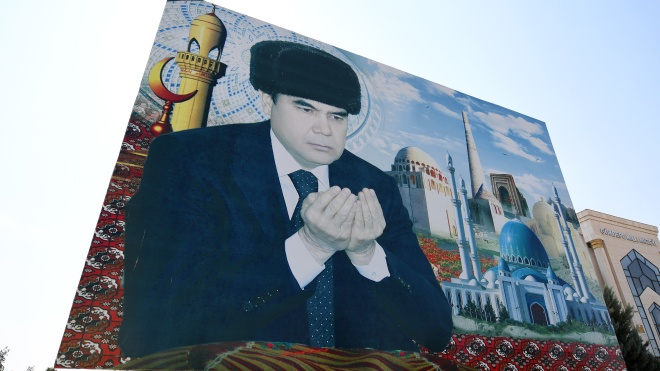 У Туркменістані влада змушує людей купувати разом із продуктами портрети президента