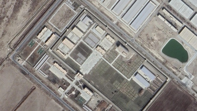 Исследователи обнаружили, что Китай строит новые тюрьмы для репрессированных уйгуров. Официально там никаких преследований нет