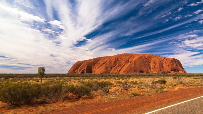 Австралия попросила Google удалить фото туристов с вершины священной скалы Улуру