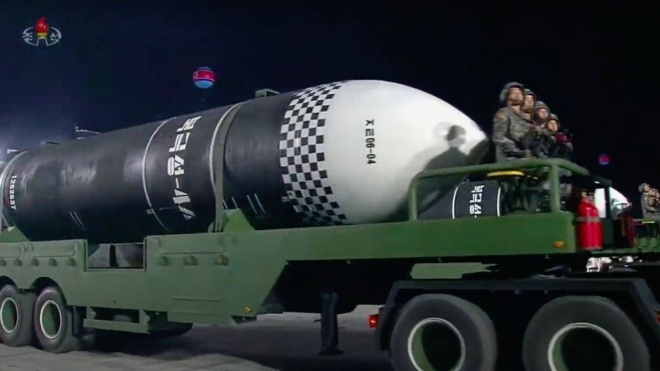 КНДР показала на военном параде новую баллистическую ракету